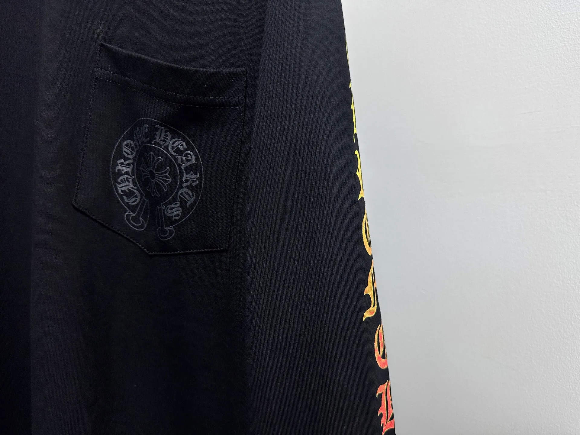 🅿️230 [Come Hearts] Crow Heart Graffiti Letters Limited Sanskrit Printed Long Sleeves, High Weight Threads on Collar and Cuffs, Custom Weaved and Dyed 280g Double Yarn Pure Cotton Fabric, Washed Anti-Counterfeiting Tags and other auxiliary labels are all correct versions, super conspicuous, super pretty, super stylish, same style for men and women! The overall upper body highlights fashion and individuality, and when worn together by a couple, it is a recommended T-shirt by the Street Ace!! Same style for men and women Size: XS-L